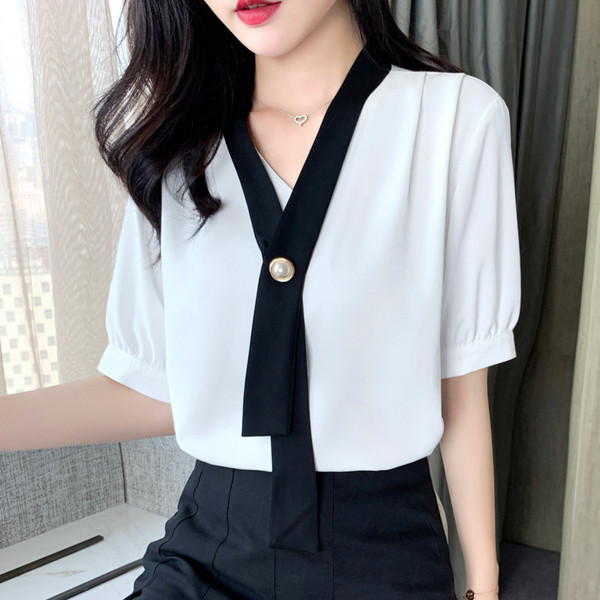 Μοντέρνο γυναικείο πουκάμισο με V-neck και κοντό μανίκι σε μπλε και άσπρο χρώμα