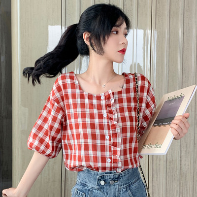 Μοντέρνα γυναικεία μπλούζα με λαιμόκοψη και floral μοτίβο