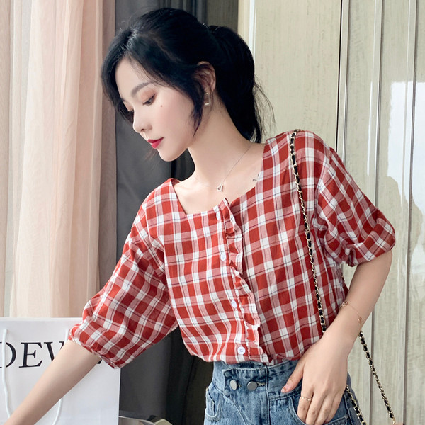 Μοντέρνα γυναικεία μπλούζα με λαιμόκοψη και floral μοτίβο