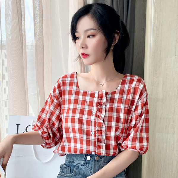 Μοντέρνα γυναικεία μπλούζα με λαιμόκοψη και floral μοτίβο