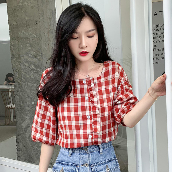 Μοντέρνα γυναικεία μπλούζα με λαιμόκοψη και floral μοτίβο