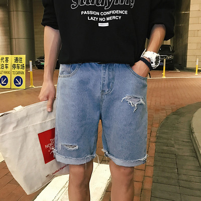 Férfi rövidnadrág új modellje szakadt motívumokkal, fekete és kék színben