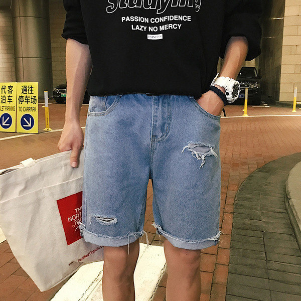 Férfi rövidnadrág új modellje szakadt motívumokkal, fekete és kék színben