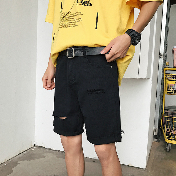 Férfi rövidnadrág új modellje szakadt motívumokkal, fekete és kék színben