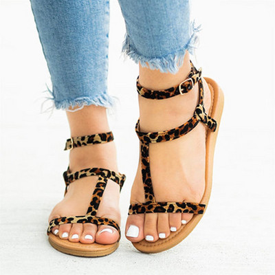 Sandale casual cu cataramă într-un model diferit