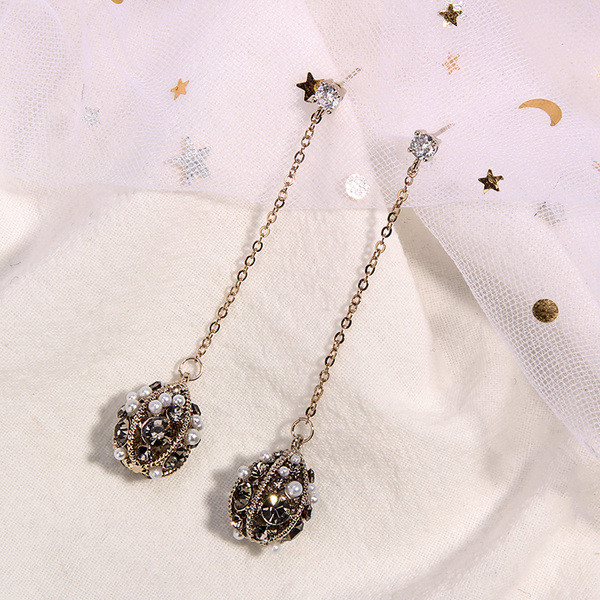 Cercei lungi de dama de culoare aurie cu pietre si perle