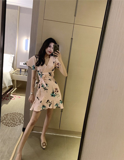 Κομψό γυναικείο φόρεμα με ντεκολτέ σε σχήμα V σε δύο χρώματα με floral δεξιά