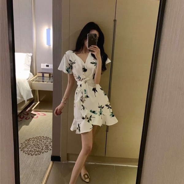 Κομψό γυναικείο φόρεμα με ντεκολτέ σε σχήμα V σε δύο χρώματα με floral δεξιά