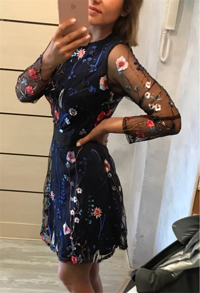 Stílusos női ruha hímzéssel és virágmotívummal, két színben