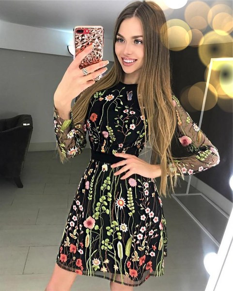 Stílusos női ruha hímzéssel és virágmotívummal, két színben