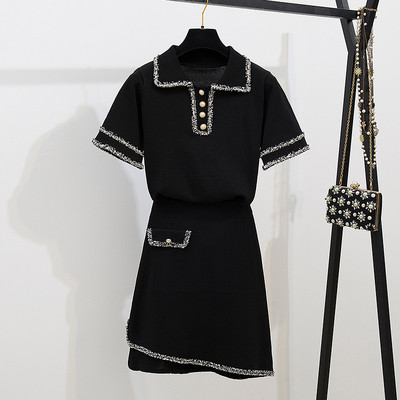 Κομψό και μοντέρνο γυναικείο σετ - μπλούζα και φούστα σε άσπρο και μαύρο χρώμα