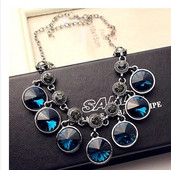 Stílusos női nyaklánc kövekkel, kék színben