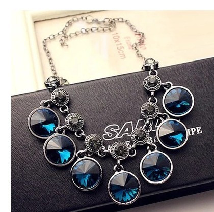 Stílusos női nyaklánc kövekkel, kék színben