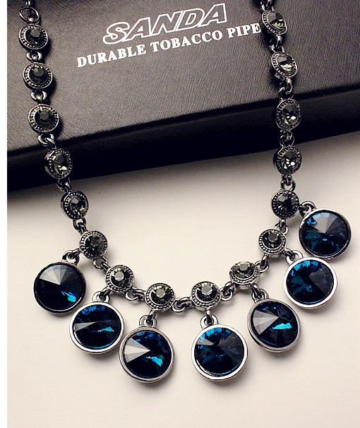 Stílusos női nyaklánc kövekkel, kék színben