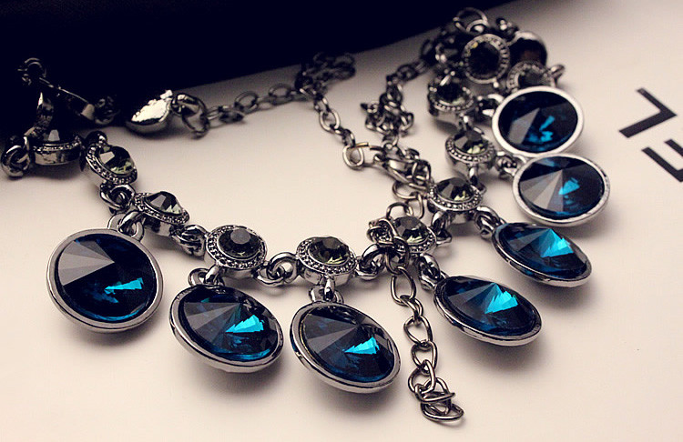 Stílusos női nyaklánc kövekkel, kék színben