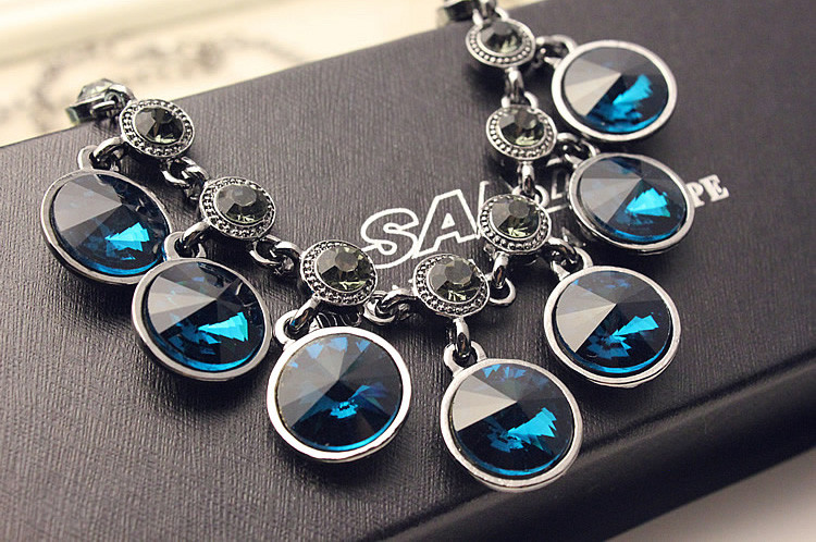 Stílusos női nyaklánc kövekkel, kék színben