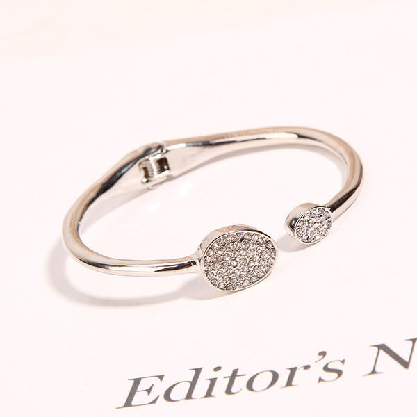 Актуална дамска гривна в сребрист цвят с камъни