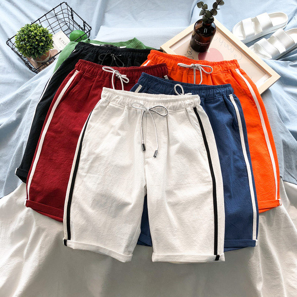 Modern férfi rövidnadrág oldalsó szegéllyel, különböző színekben