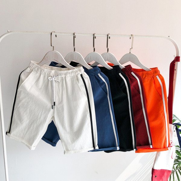 Modern férfi rövidnadrág oldalsó szegéllyel, különböző színekben