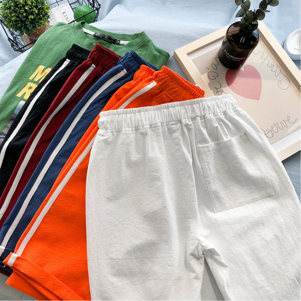Modern férfi rövidnadrág oldalsó szegéllyel, különböző színekben