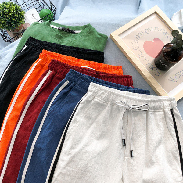 Modern férfi rövidnadrág oldalsó szegéllyel, különböző színekben