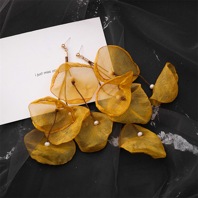 Stílusos női fülbevaló gyöngyökkel több színben