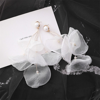 Stílusos női fülbevaló gyöngyökkel több színben