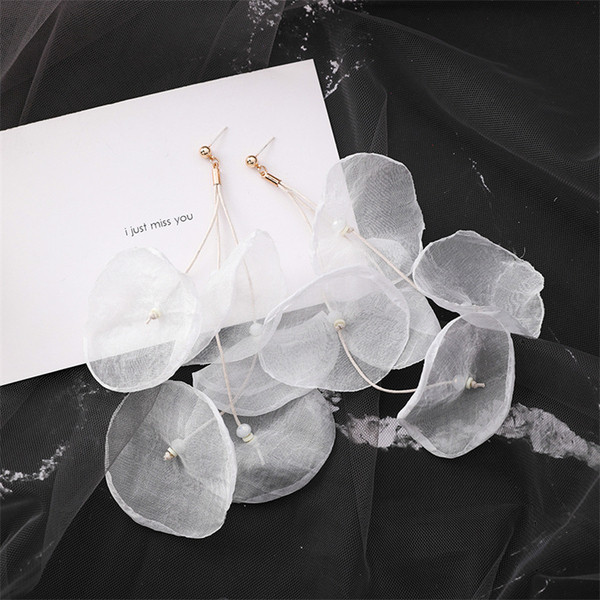 Stílusos női fülbevaló gyöngyökkel több színben