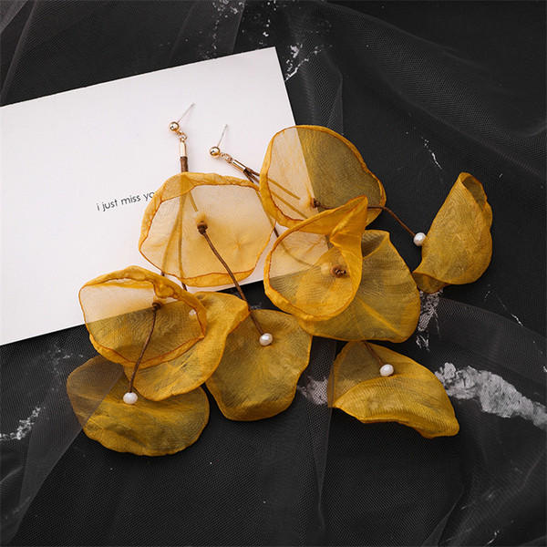 Stílusos női fülbevaló gyöngyökkel több színben