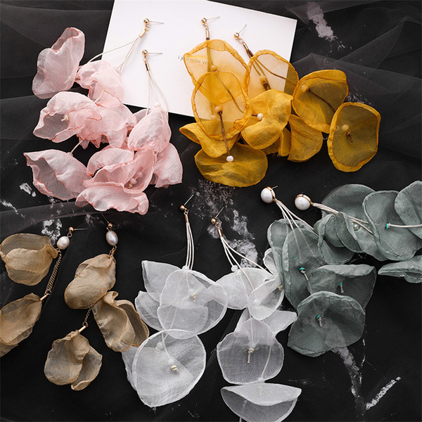 Stílusos női fülbevaló gyöngyökkel több színben