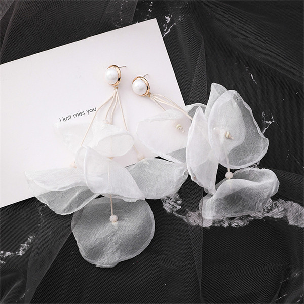 Stílusos női fülbevaló gyöngyökkel több színben