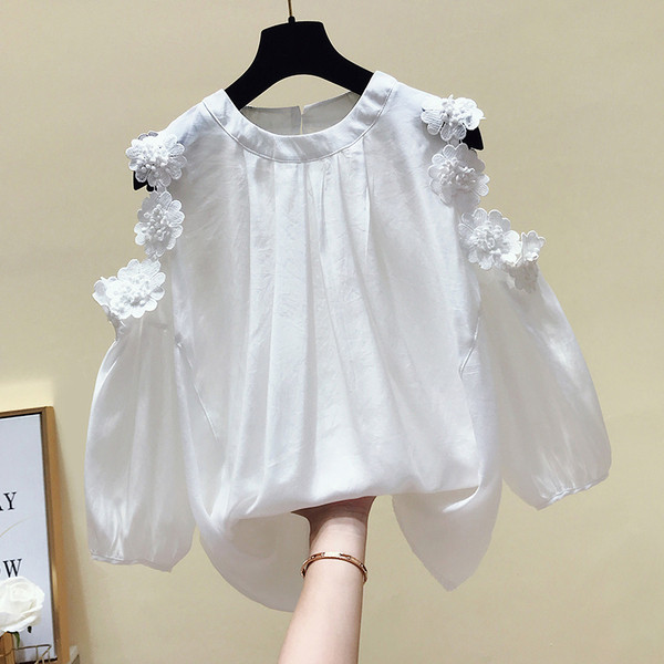 Σύγχρονη γυναικεία μπλούζα με γυμνά ώμους και κεντήματα