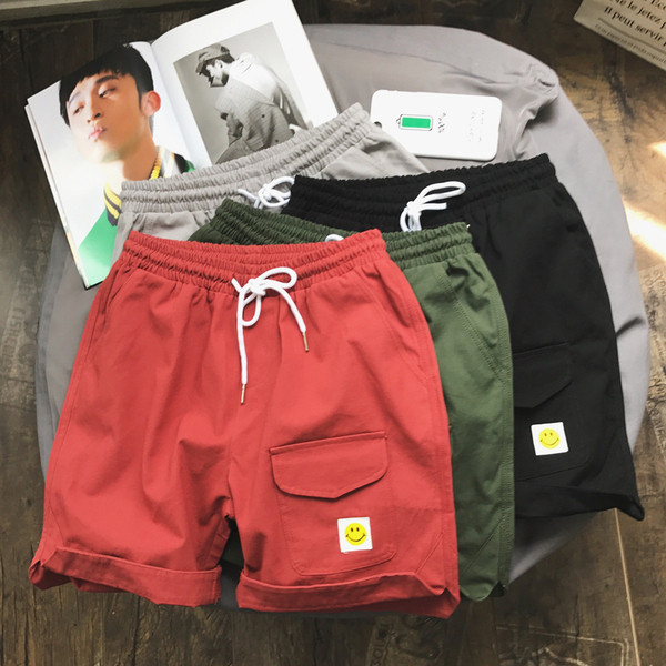 Alkalmi férfi rövidnadrág zsebbel és rátéttel több színben