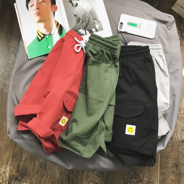 Alkalmi férfi rövidnadrág zsebbel és rátéttel több színben