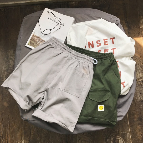 Alkalmi férfi rövidnadrág zsebbel és rátéttel több színben