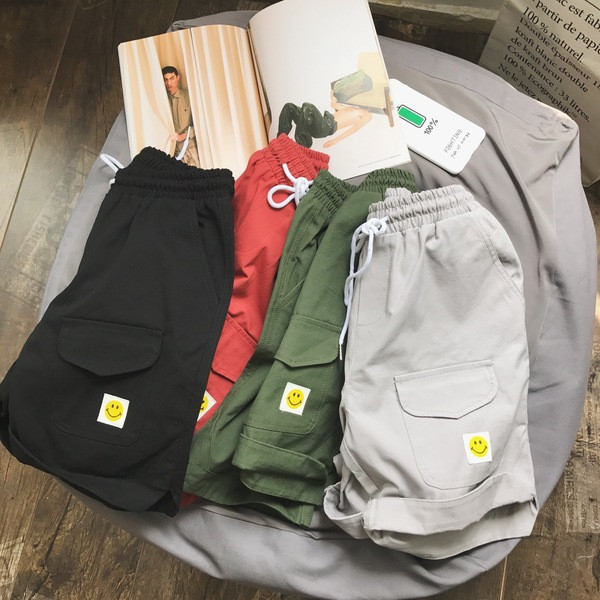 Alkalmi férfi rövidnadrág zsebbel és rátéttel több színben