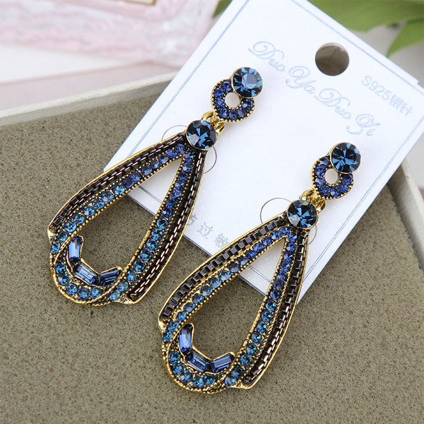 Aktuális női fülbevaló kövekkel, kék színben