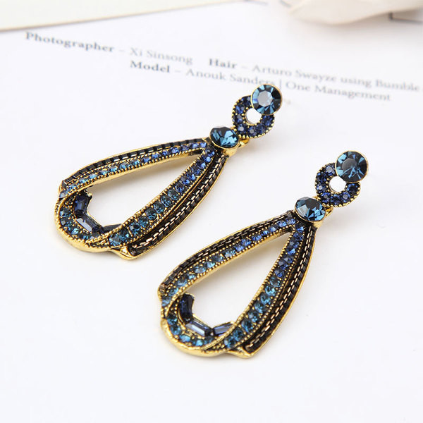 Aktuális női fülbevaló kövekkel, kék színben