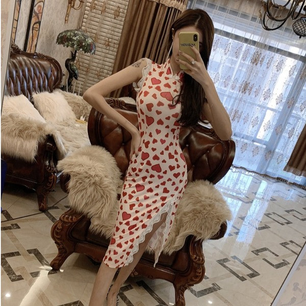 Γυναικείο μοντέρνα φόρεμα με μοντέρνα εφαρμογή