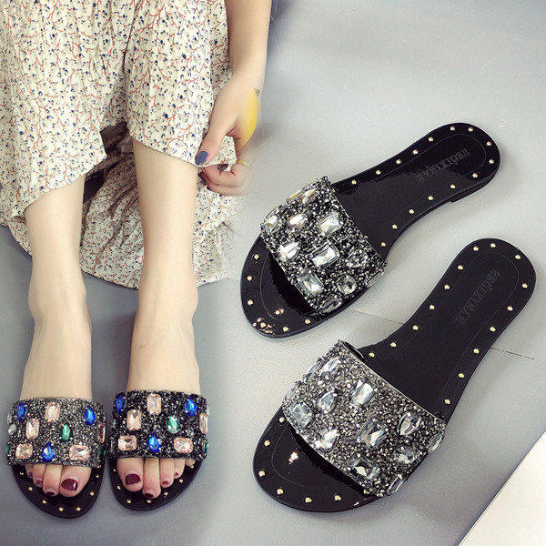 Κομψές γυναικείες παντόφλες με διακοσμητικές πέτρες σε δύο χρώματα