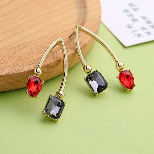 Cercei eleganti de dama in culoarea aurie si pietre colorate