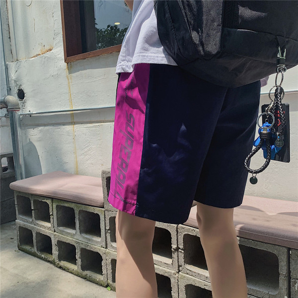 Pantaloni scurți casual pentru bărbați cu margini colorate și inscripție în mai multe culori