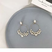 Cercei moderni de dama - forma rotunda cu perle in alb