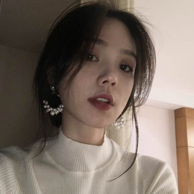 Cercei moderni de dama - forma rotunda cu perle in alb