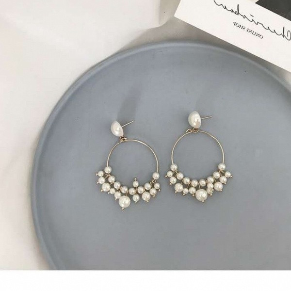 Cercei moderni de dama - forma rotunda cu perle in alb