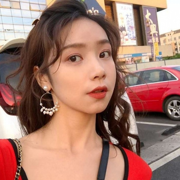 Cercei moderni de dama - forma rotunda cu perle in alb