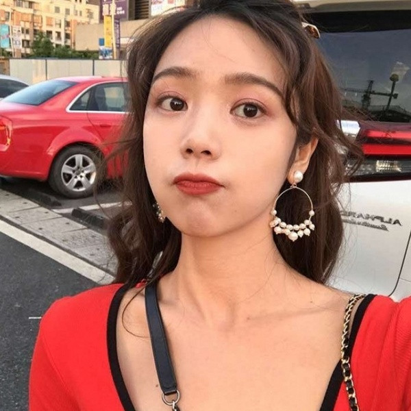 Cercei moderni de dama - forma rotunda cu perle in alb