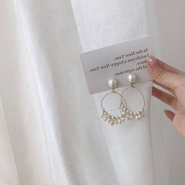 Cercei moderni de dama - forma rotunda cu perle in alb