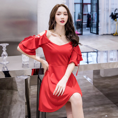 Κομψό γυναικείο φόρεμα σε κόκκινο χρώμα