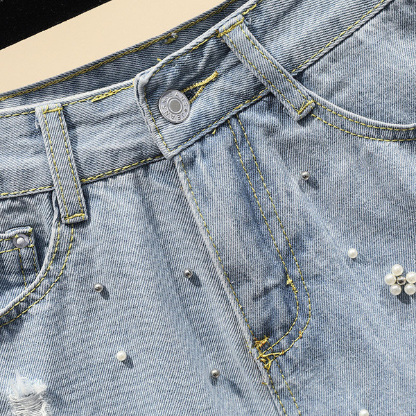 Femei moderne subțiri cu talie înaltă și pietre în albastru